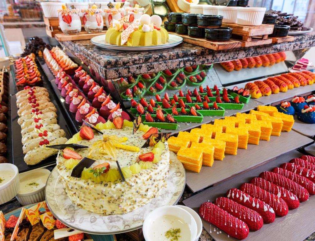 Deserta bufete Aydinbey Famous Resort ar krāsainiem kārumiem