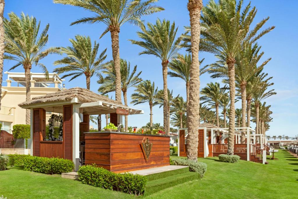 Kokosriekstu pludmales bārs pie Rixos Sharm El Sheikh ar palmu kokiem.