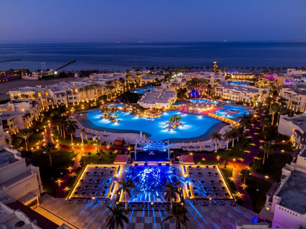 Rixos Sharm El Sheikh nakts skats ar baseiniem un jūru