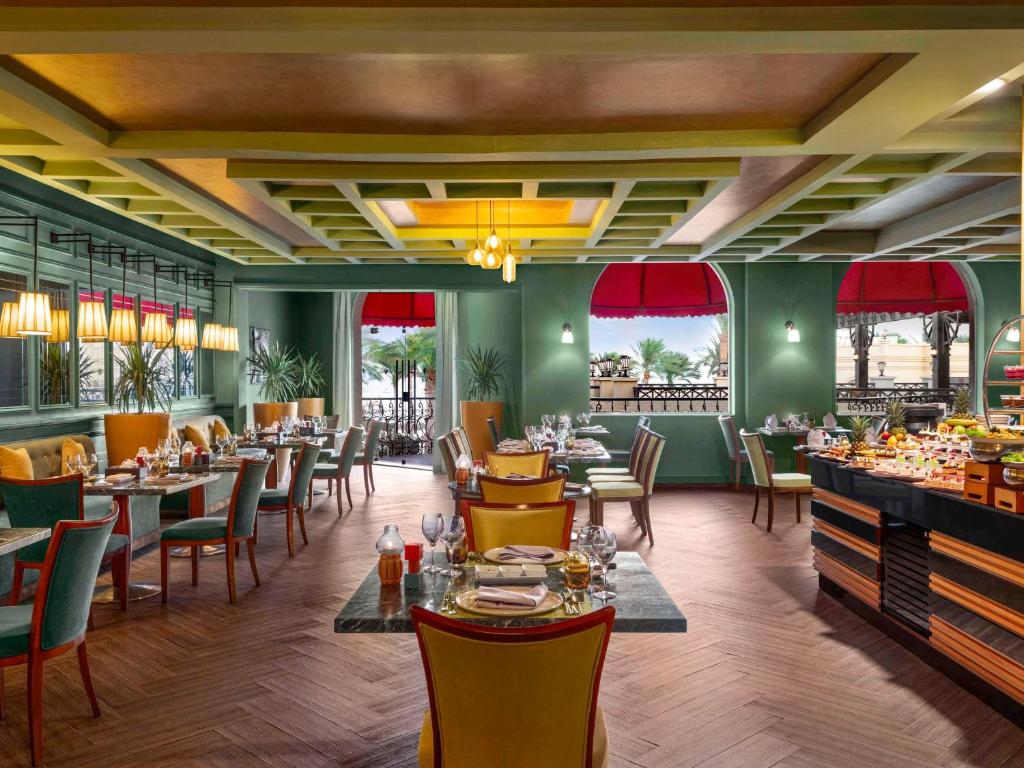 Rixos Sharm El Sheikh restorāns ar elegantu dizainu un skatu uz piekrasti
