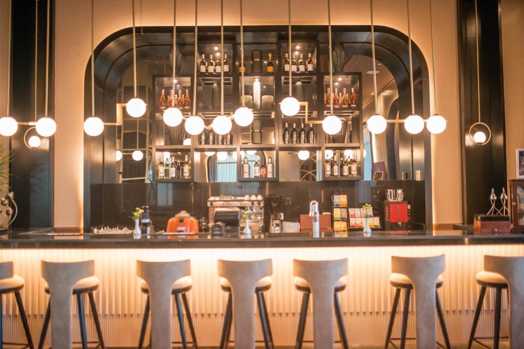 Elegants bārs ar apgaismojumu un dzērieniem Rixos Sharm El Sheikh.
