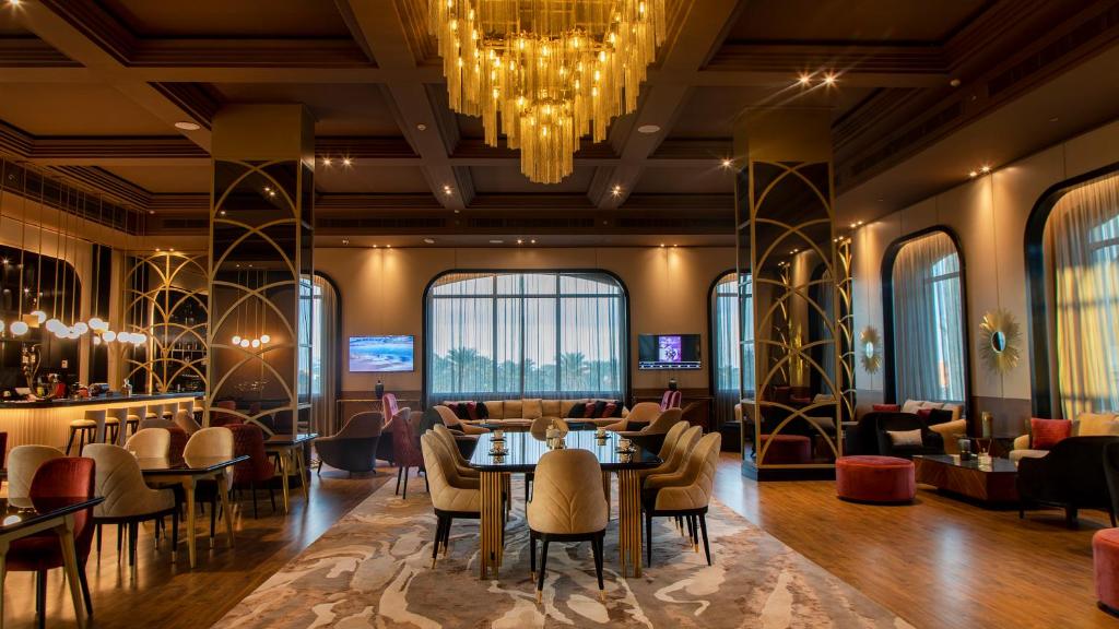 Eleganta viesnīcas Rixos Sharm El Sheikh bāra zona ar modernu interjeru.