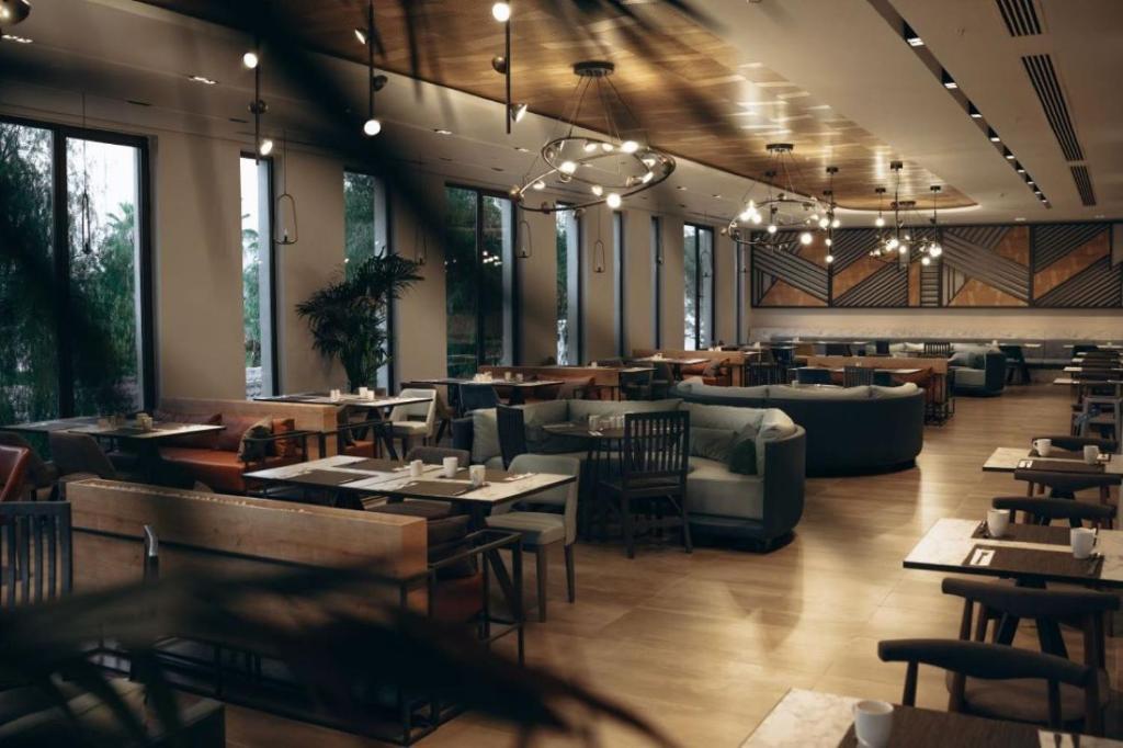 Moderns restorāns Paloma Orenda ar plašiem logiem un ērtām mēbelēm