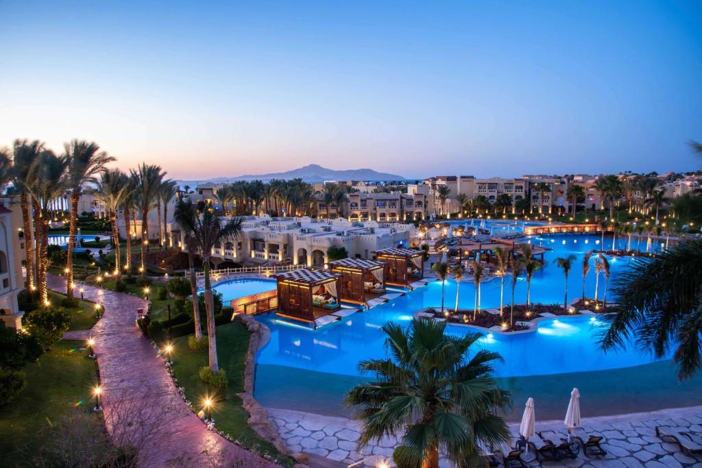 Rixos Sharm El Sheikh viesnīca ar baseinu un palmām piekrastē