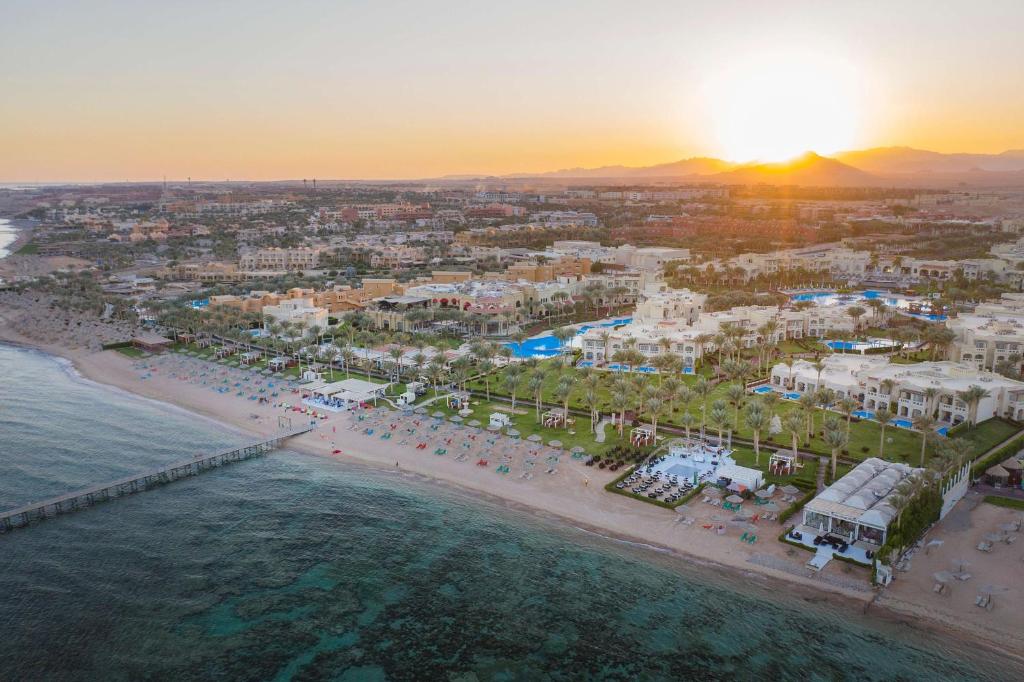 Skats uz Rixos Sharm El Sheikh viesnīcu pie saulrieta, piekrastē