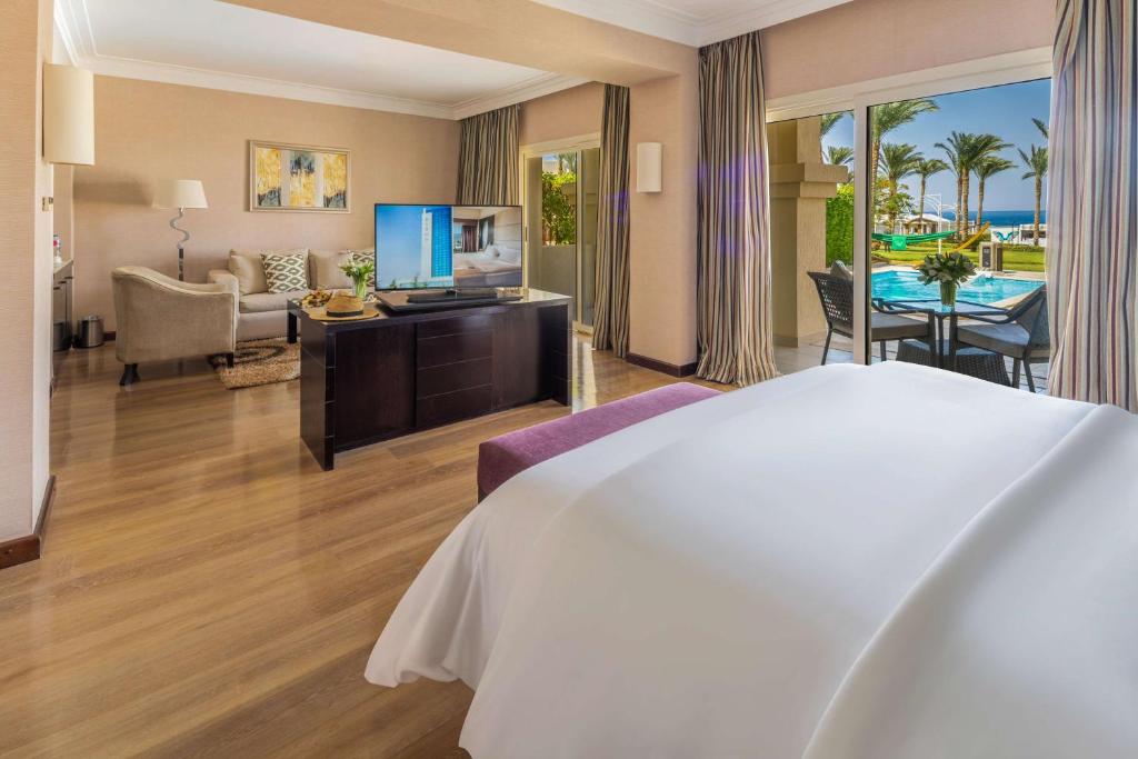 Mūsdienīgs numurs ar skatu uz baseinu viesnīcā Rixos Sharm El Sheikh.