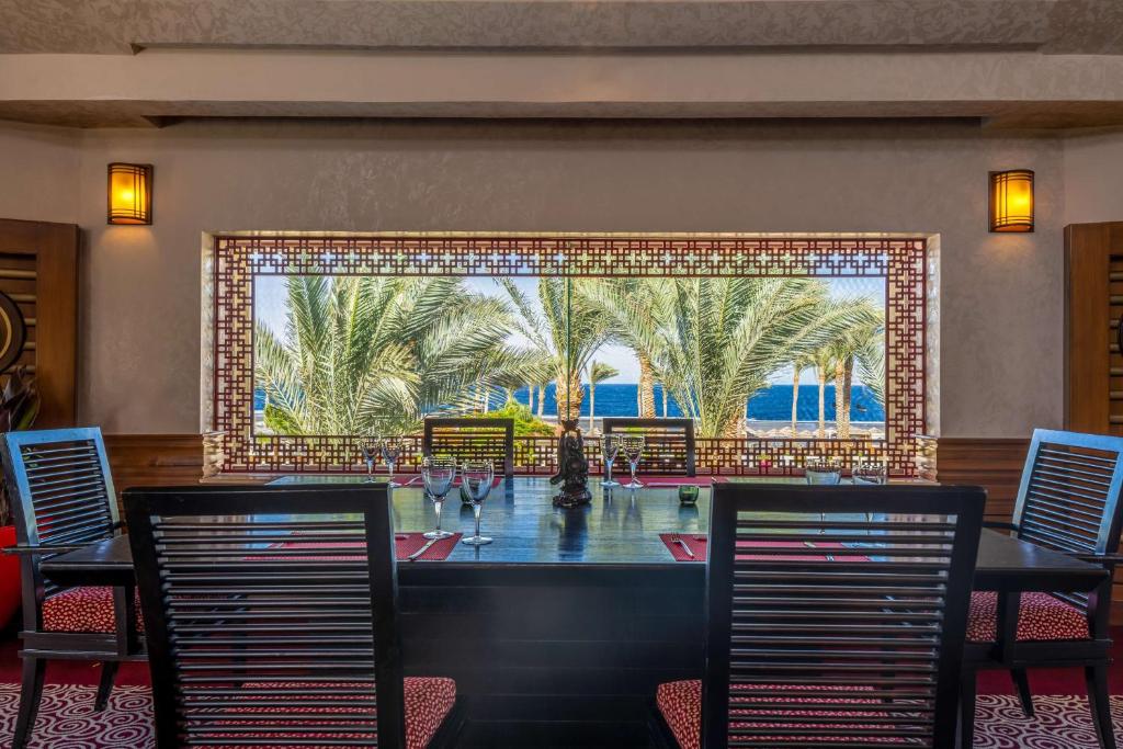 Restorāns ar skatu uz palmām un jūru Rixos Sharm El Sheikh.