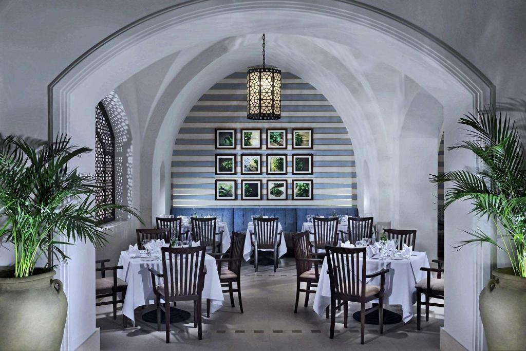 Eleganta restorāna iekārtojums Steigenberger Alcazar, ar galdiem un ziediem.