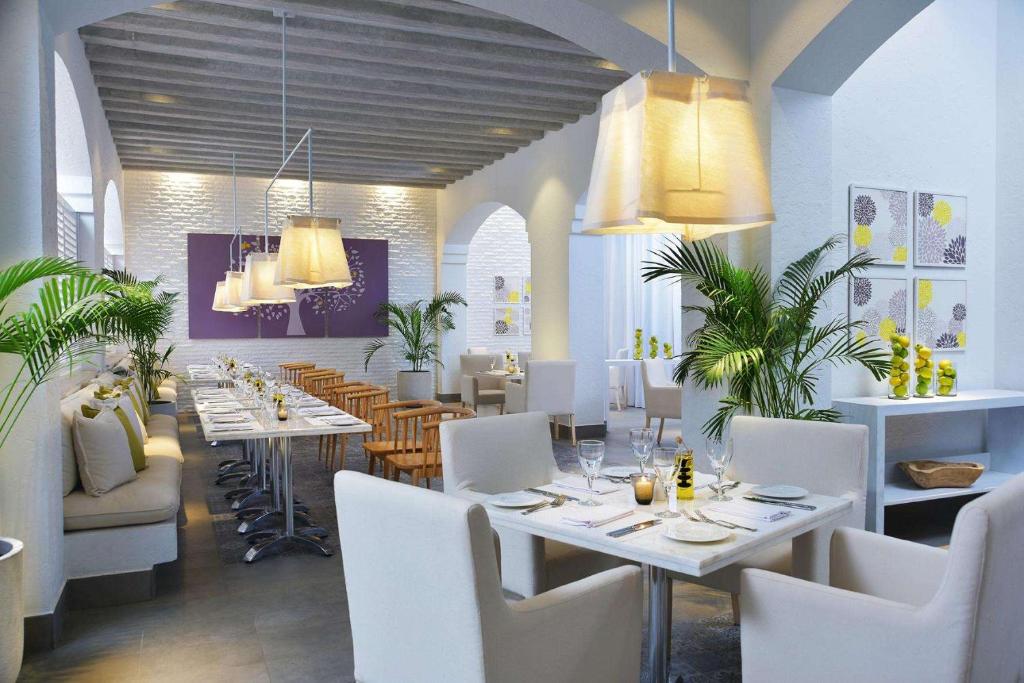 Moderns restorāns Steigenberger Alcazar ar elegantu interjeru un zaļumiem.