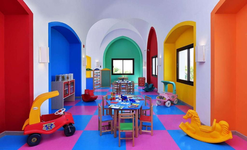 Krāsaina bērnu rotaļu istaba viesnīcā Steigenberger Alcazar.