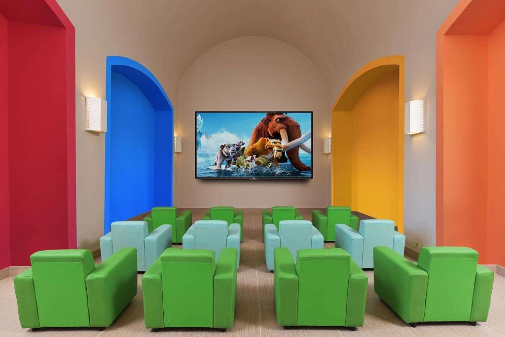 Bērnu rotaļu telpa Steigenberger Alcazar ar sēdvietām un televizoru.