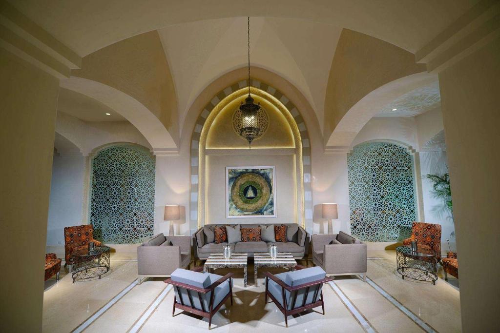 Eleganta viesnīcas Steigenberger Alcazar atpūtas zona ar modernu interjeru.