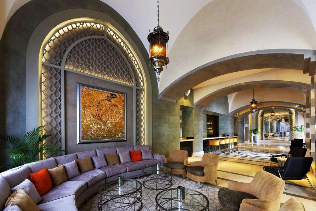 Elegants viesnīcas Steigenberger Alcazar viesnīcas uzgaidāmā telpa ar modernu dizainu.