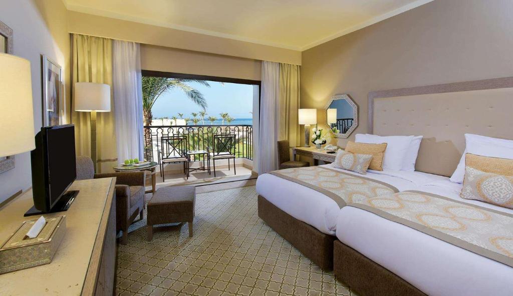 Steigenberger Alcazar viesnīcas numurs ar skatu uz jūru