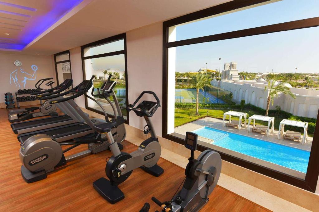 Mūsdienīga sporta zāle viesnīcā Steigenberger Alcazar ar skatu uz baseinu.