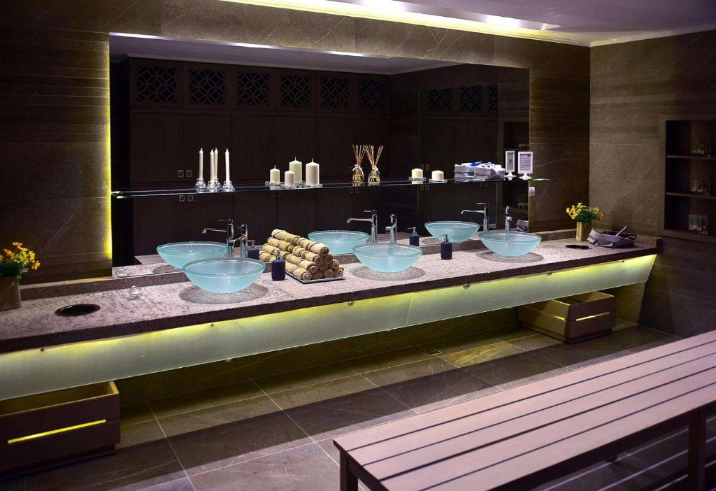 Steigenberger Alcazar moderns vannas istabas dizains ar stikla izlietnēm