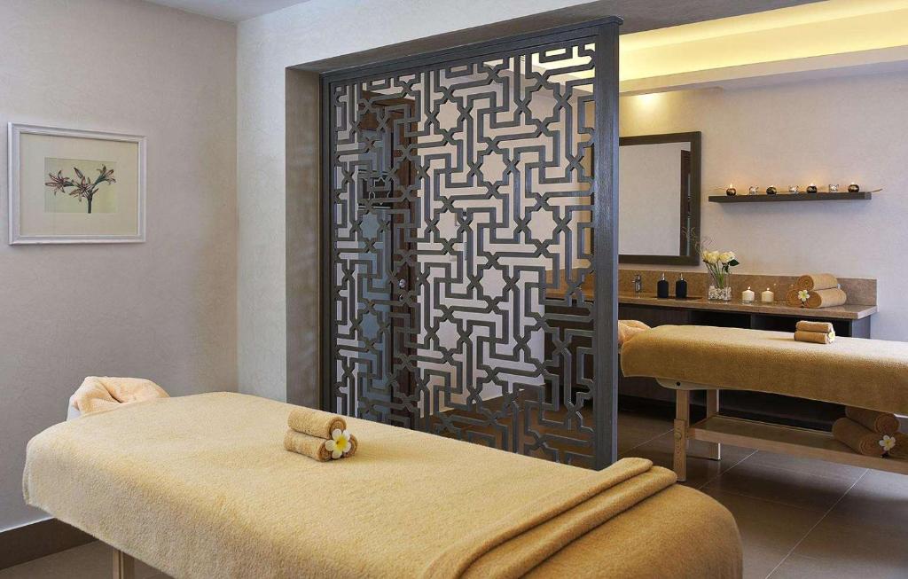 Mierīga spa telpa ar masāžas galdiem Steigenberger Alcazar