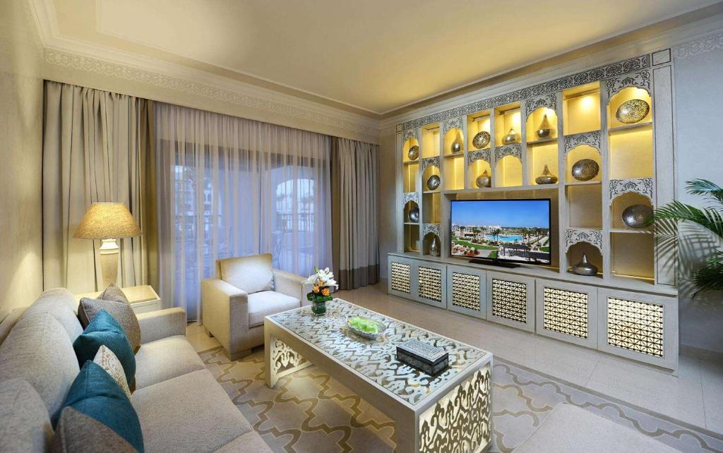 Viesnīcas Steigenberger Alcazar eleganta viesistaba ar modernu dizainu.