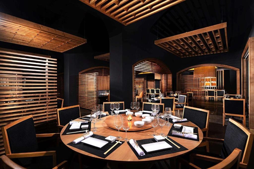 Eleganta ēdamzāle Steigenberger Alcazar ar koka akcentiem.