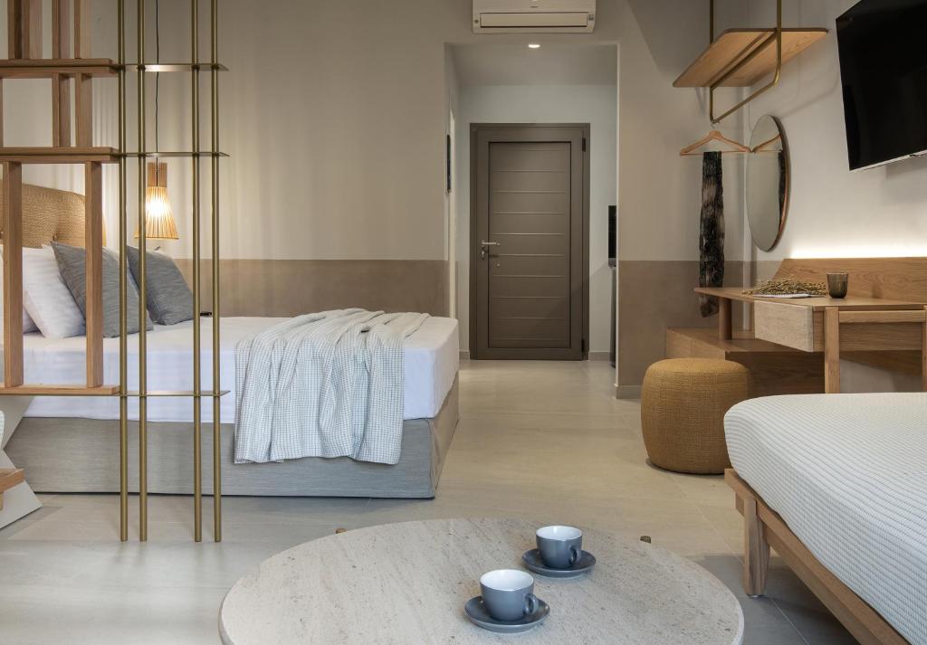 Mūsdienīgs viesnīcas numurs ar gultu, atpūtas zonu un modernām mēbelēm, kas radītas vienkāršā un eleganta dizainā. Telpā ir gaišas krāsas un silta apgaismojuma elementi.