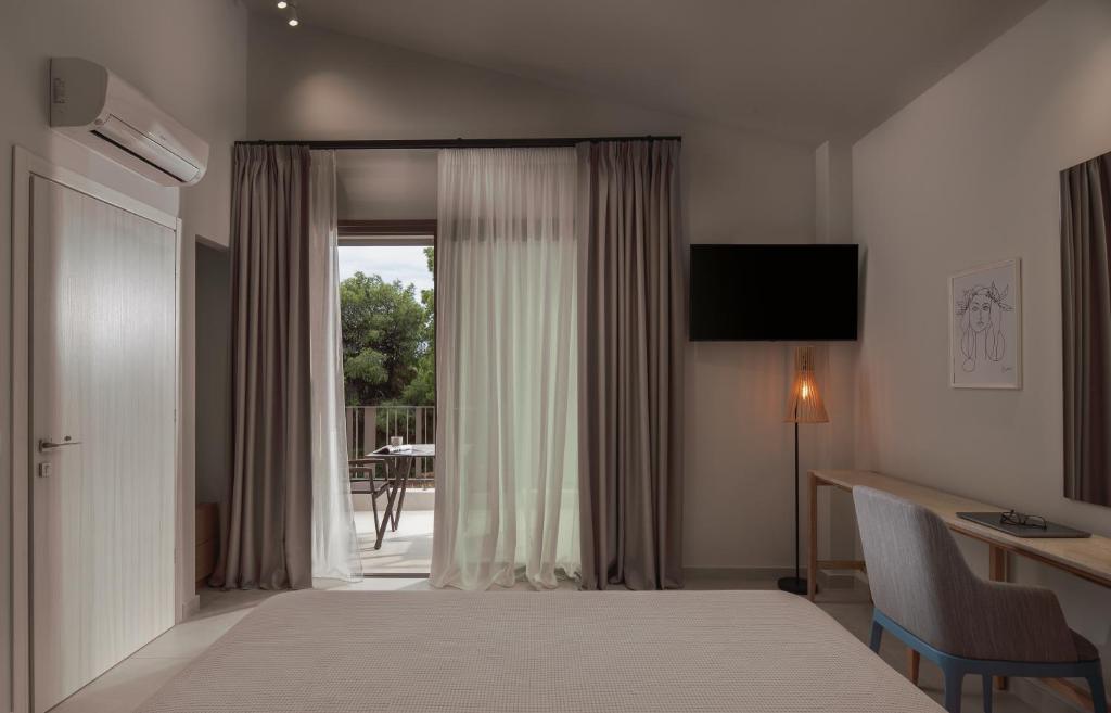 Mūsdienīgs viesnīcas numurs ar lieliem logiem, caur kuriem ieplūst dabiska gaisma, un skatu uz ārpusi. Numurā ir televizors, galds un moderns apgaismojums.