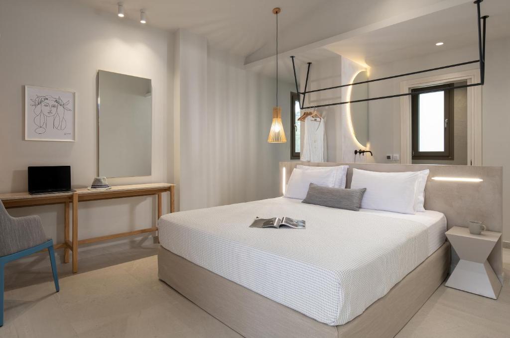 Mūsdienīgs guļamistabas interjers ar gultu, rakstāmgaldu un spoguli, papildināts ar mākslas darbu un modernām apgaismojuma detaļām. Ideāli piemērots relaksācijai un darba veikšanai.