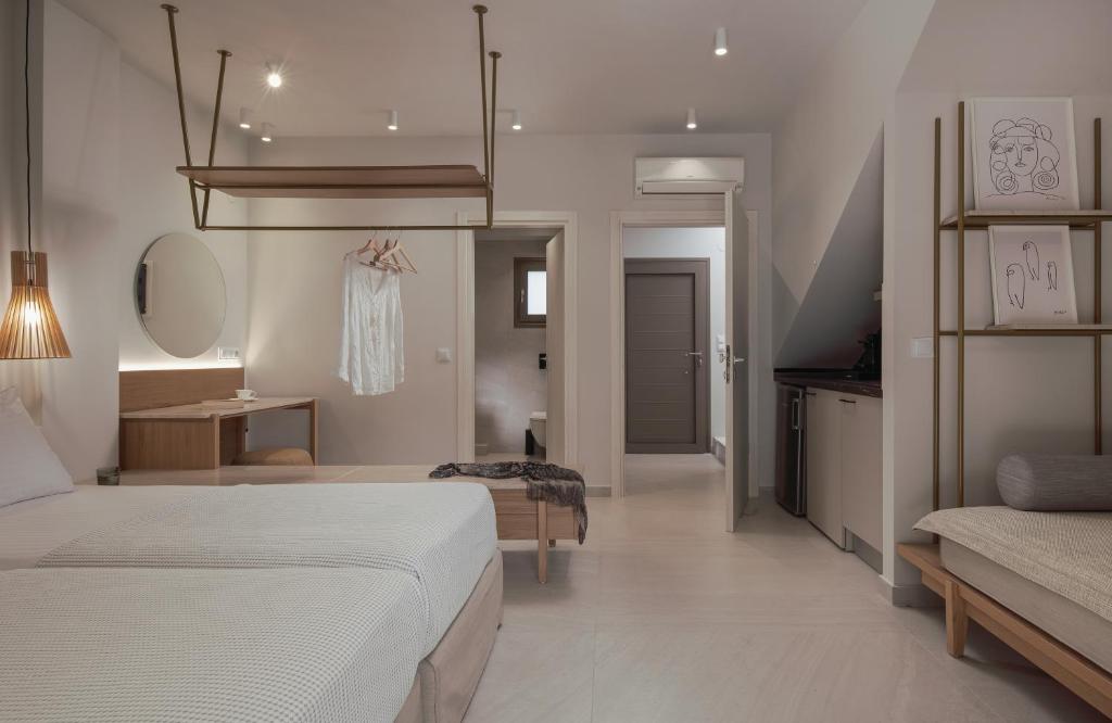 Mūsdienīgs guļamistabas interjers ar divām gultām, piekārtiem skapjiem un elegantām apgaismojuma ierīcēm. Telpa ir gaiša un ērta, ar minimālisma dizainu un stilīgiem dekoratīviem elementiem.