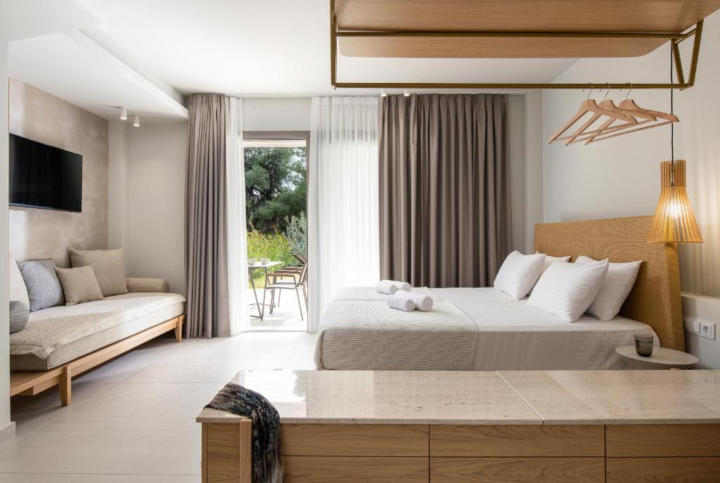 Mūsdienīgs viesnīcu numurs ar ērtu gultu, atpūtas zonu un piekļuvi terasei. Interjers ir gaišs un elegants, ar dabīgiem materiāliem un mūsdienīgu dizainu.