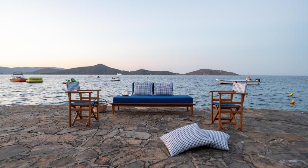 Aquila Elounda Village piekrastes atpūtas zona ar skatu uz jūru