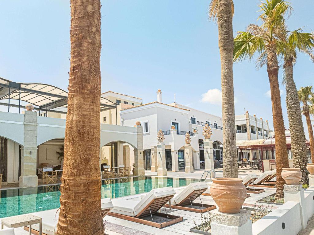 Grecotel Plaza Beach House viesnīca ar baseinu un palmām