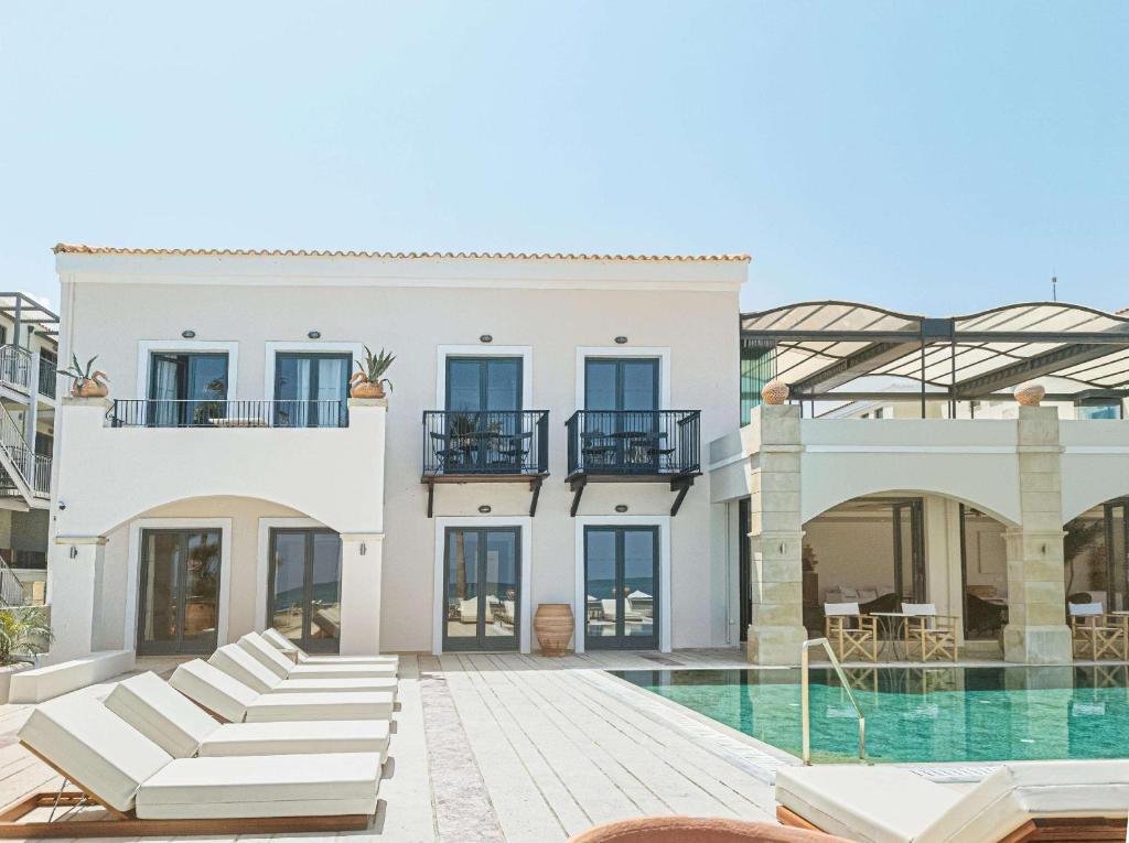 Grecotel Plaza Beach House modernā arhitektūra pie baseina