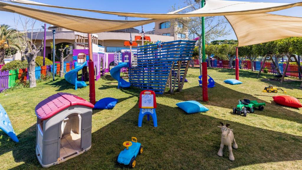 Bērnu rotaļu laukums pie Spice Hotel & Spa ar slidkalniņiem un rotaļlietām.