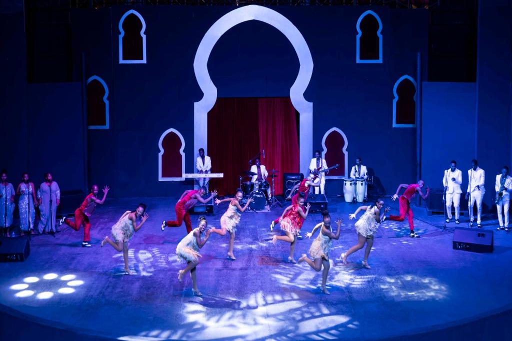 Spice Hotel & Spa izklaides šovs ar dejotājiem un muzikantiem uz skatuves.