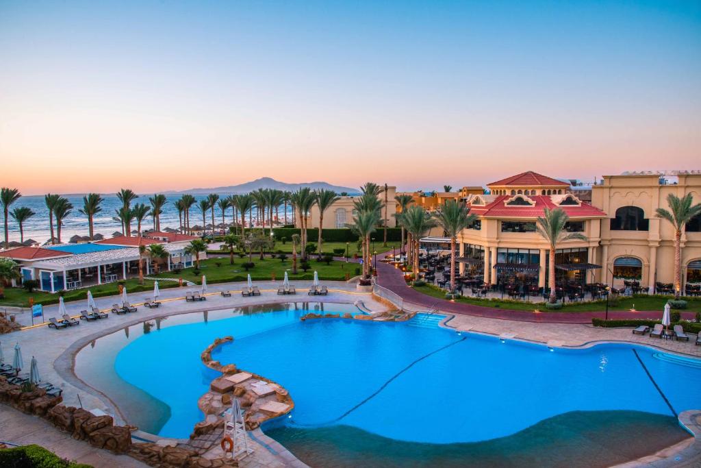 Rixos Sharm El Sheikh viesnīcas baseins un terase piekrastē