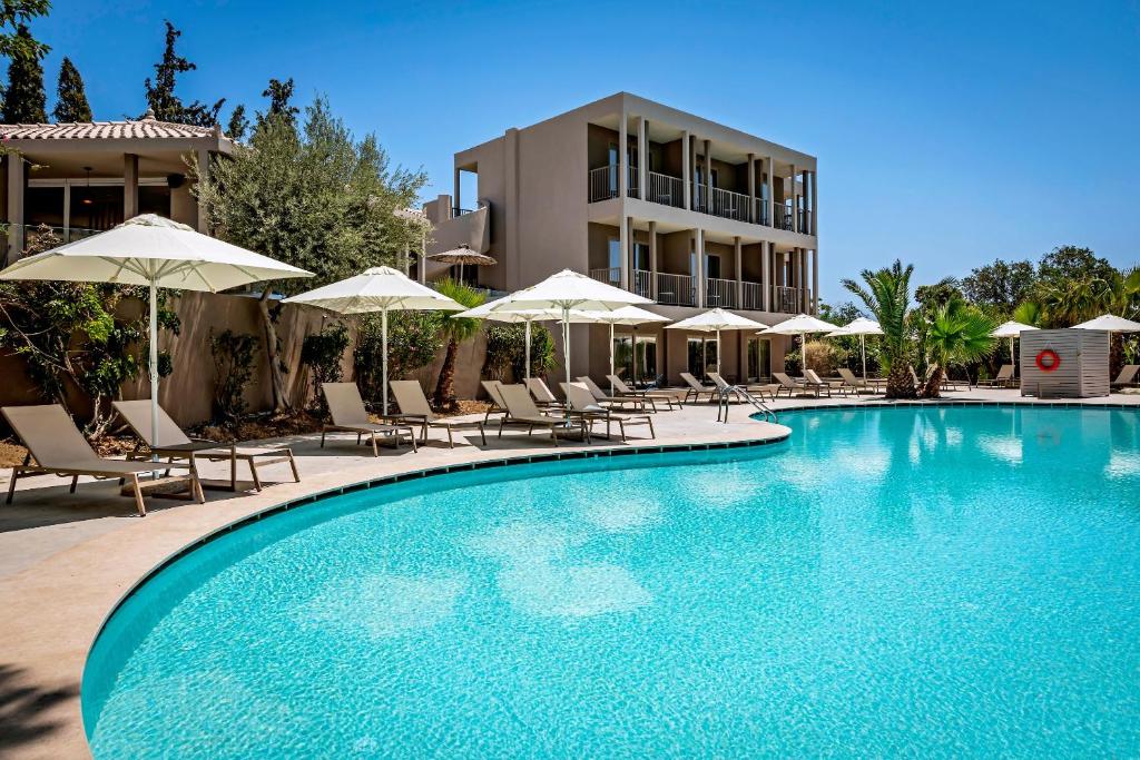 Peldbaseins ar sauļošanās krēsliem pie viesnīcas White Olive Premium Lindos