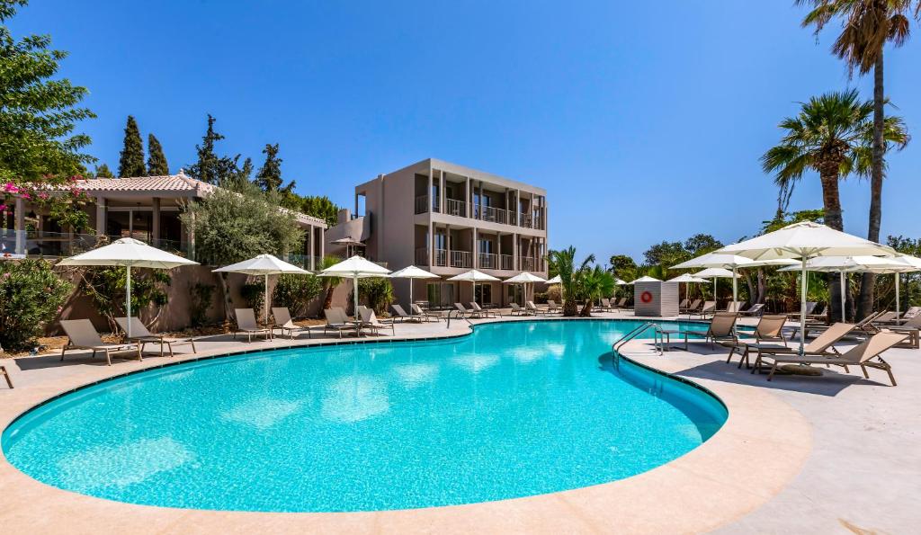 Peldbaseins pie White Olive Premium Lindos ar sauļošanās krēsliem