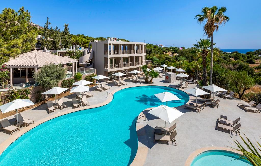 Baseins un saules gultas pie viesnīcas White Olive Premium Lindos piekrastē