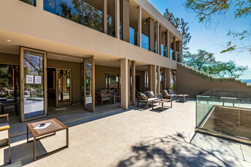 Modernā terase pie White Olive Premium Lindos ar ērtām mēbelēm