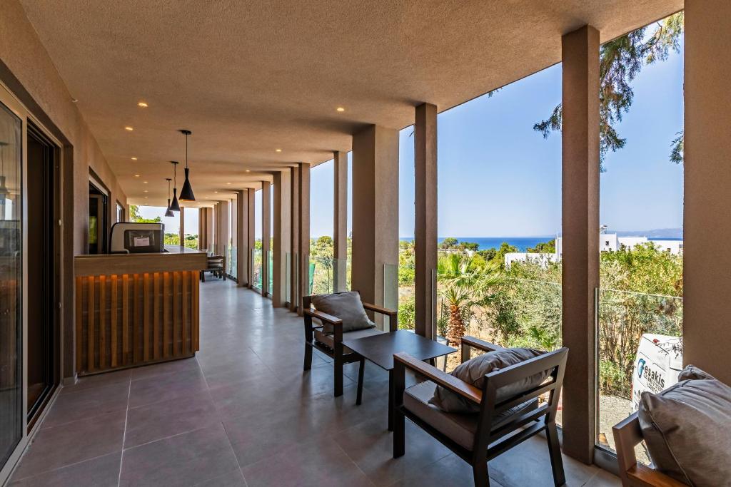 Terase ar skatu uz jūru pie White Olive Premium Lindos