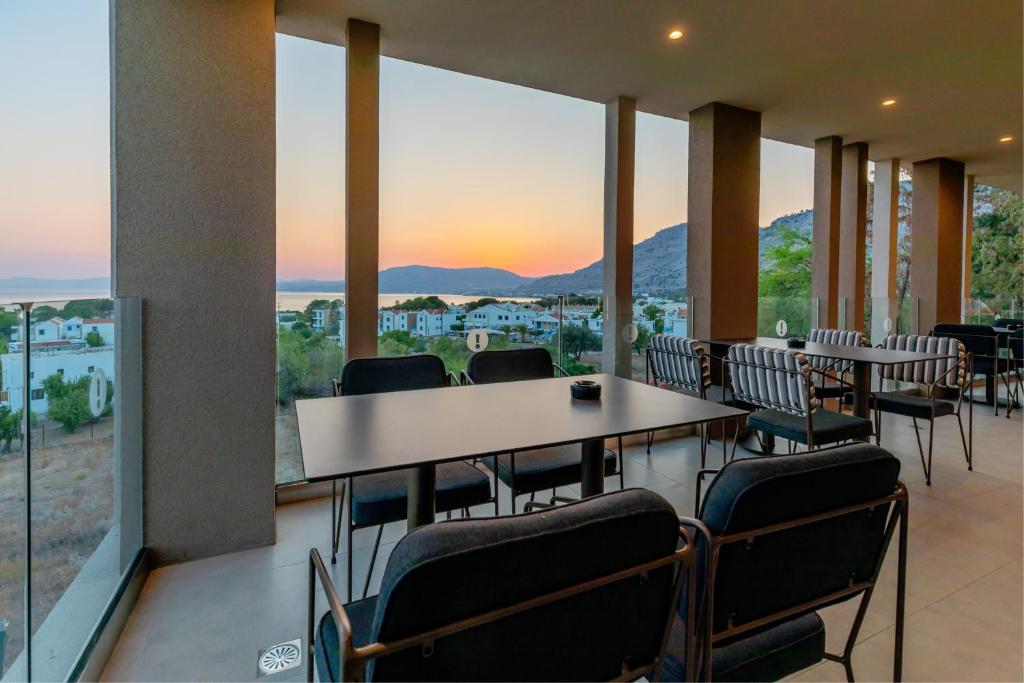 Skats no White Olive Premium Lindos uz saulrietu piekrastē