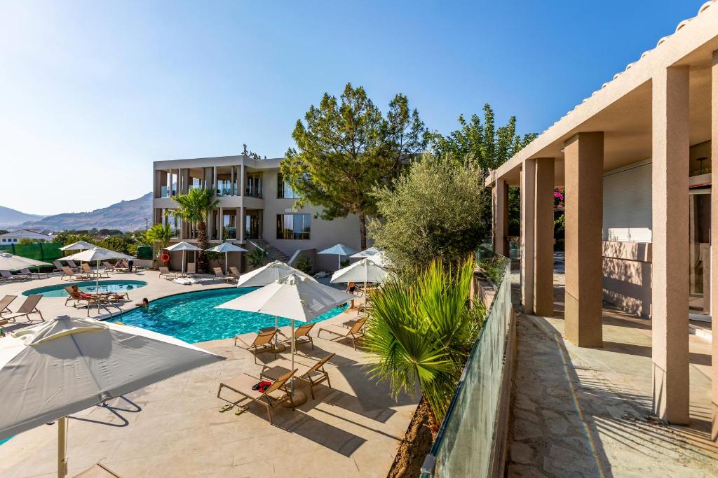 Viesnīca White Olive Premium Lindos ar peldbaseinu un sauļošanās krēsliem