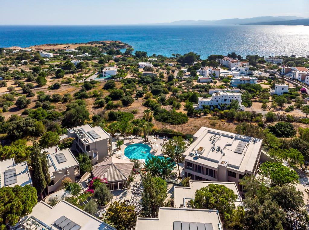 Pārskats uz White Olive Premium Lindos un apkārtējo dabu piekrastē