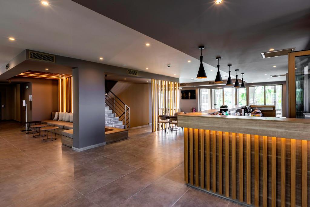 Mūsdienīgs viesnīcas White Olive Premium Lindos vestibils ar gaišu interjeru