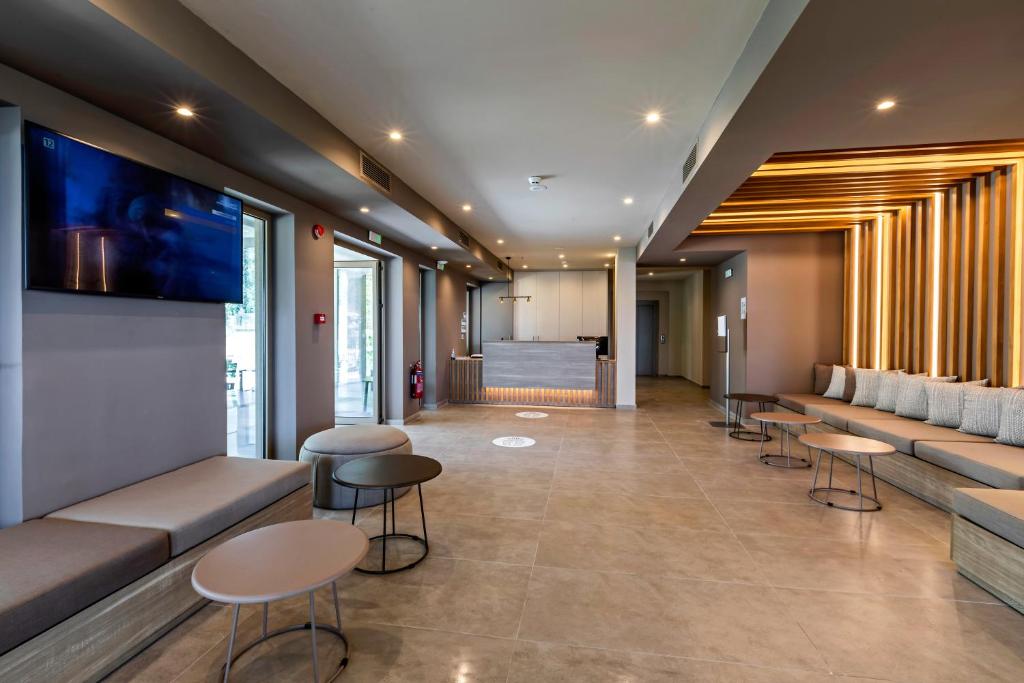 Moderns reģistratūras zona White Olive Premium Lindos ar ērtām mēbelēm