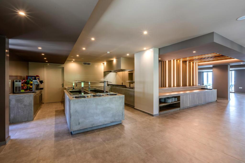 Mūsdienīgs bufetes restorāns White Olive Premium Lindos ar plašu ēdienu izvēli.