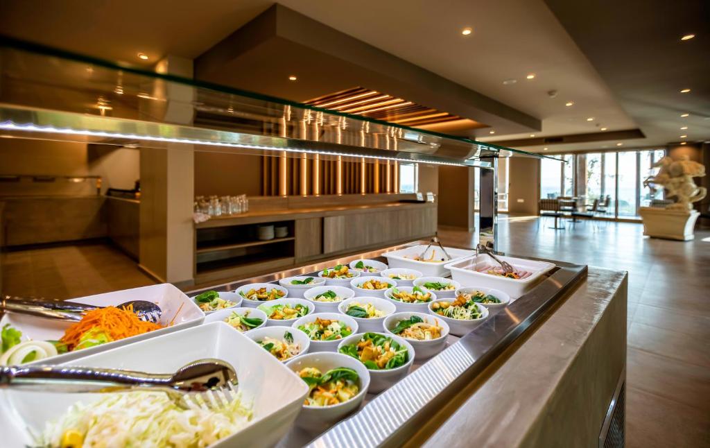 Viesnīcas White Olive Premium Lindos bufete ar svaigiem salātiem un ēdieniem