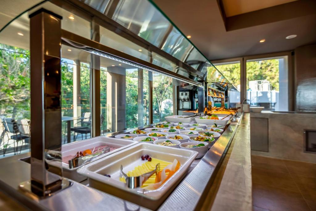 Veselīgu salātu bārs pie White Olive Premium Lindos