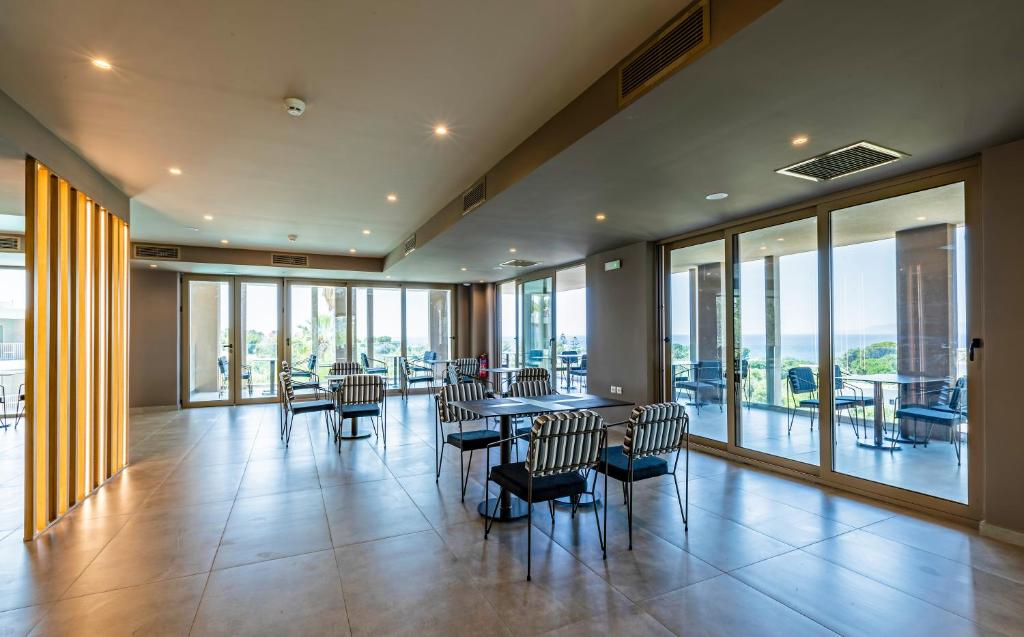 Mūsdienīgs restorāns White Olive Premium Lindos ar skatu uz piekrasti.