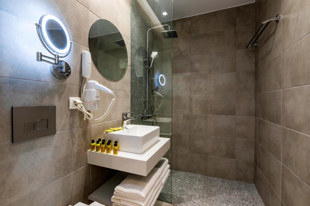 Mūsdienīgs vannas istabas dizains ar dušu un higiēnas piederumiem White Olive Premium Lindos