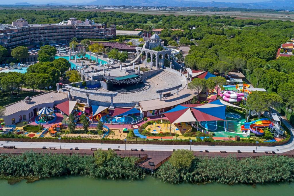 Xanadu Resort Hotel izklaides parks ar slidkalniņiem un peldbaseiniem.